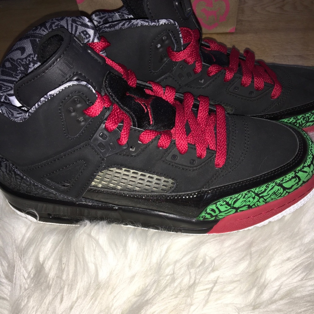 Jordan spizike black varsity red